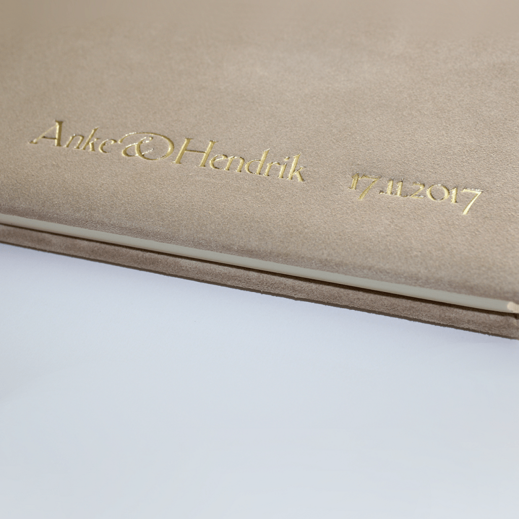 Foto-Gästebuch Wildleder in lattemacchiato mit Namensprägung