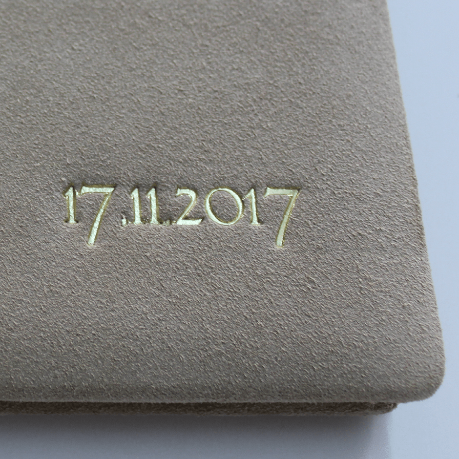 Foto-Gästebuch Wildleder in lattemacchiato mit Namensprägung