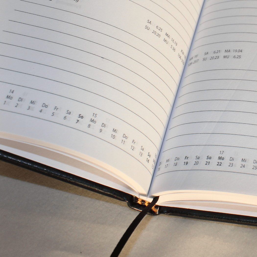 Kalender im Taschenformat in Straußenoptik schwarz mit Namensprägung