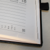 Kalender im Taschenformat in Straußenoptik schwarz mit Namensprägung
