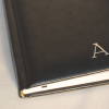 Kalender im Taschenformat in Straußenoptik schwarz mit Namensprägung