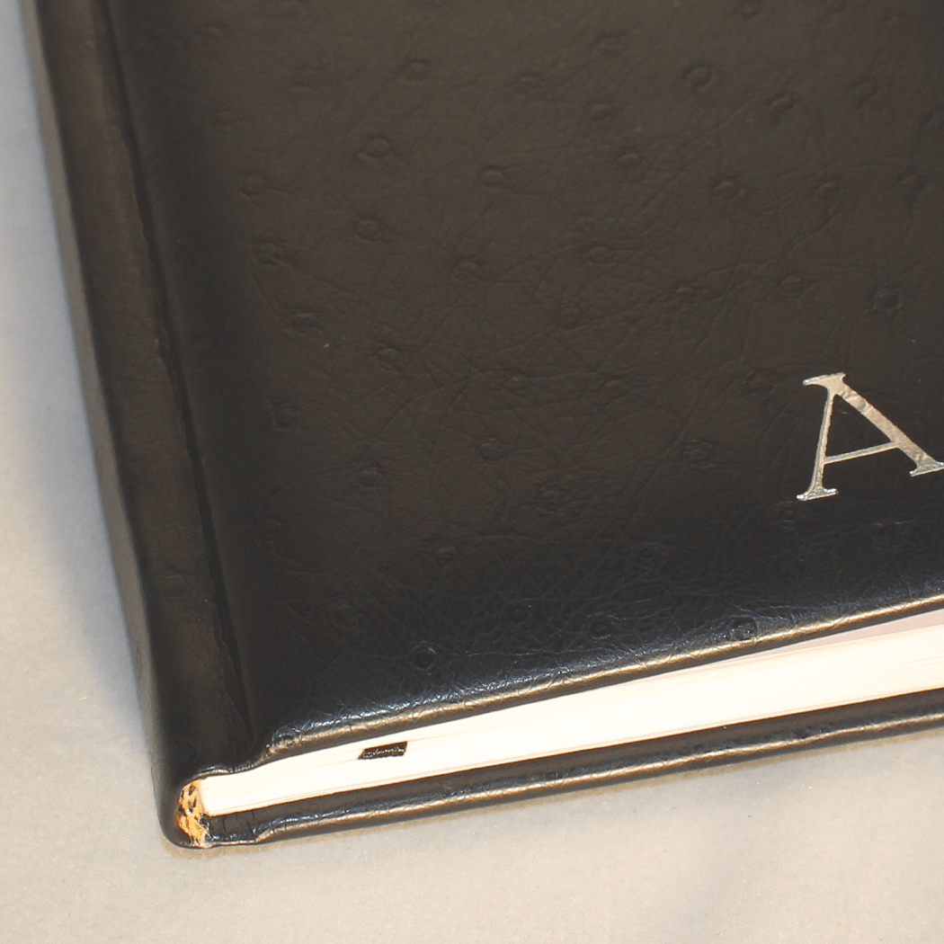 Kalender im Taschenformat in Straußenoptik schwarz mit Namensprägung