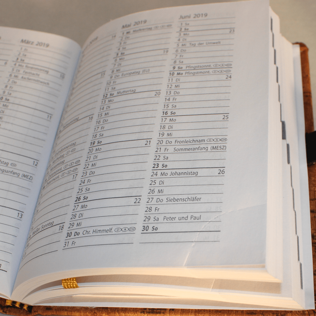 Kalender im Taschenformat in Straußenoptik