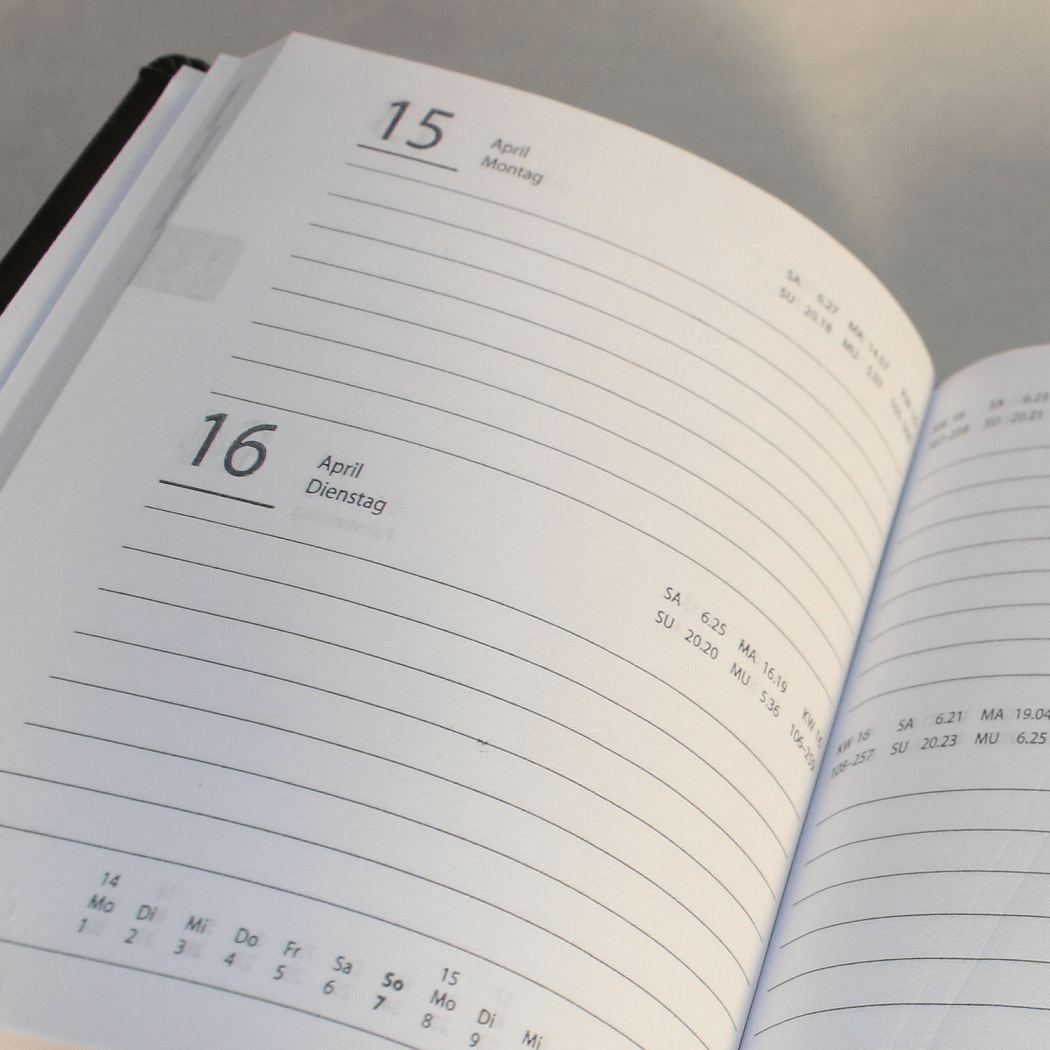 Kalender im Taschenformat in Straußenoptik schwarz mit Namensprägung