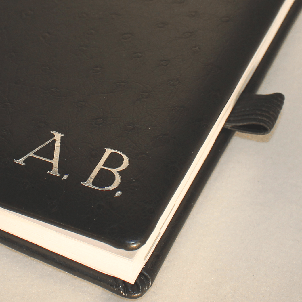 Kalender im Taschenformat in Straußenoptik schwarz mit Namensprägung