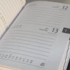 Kalender im Taschenformat in Straußenoptik