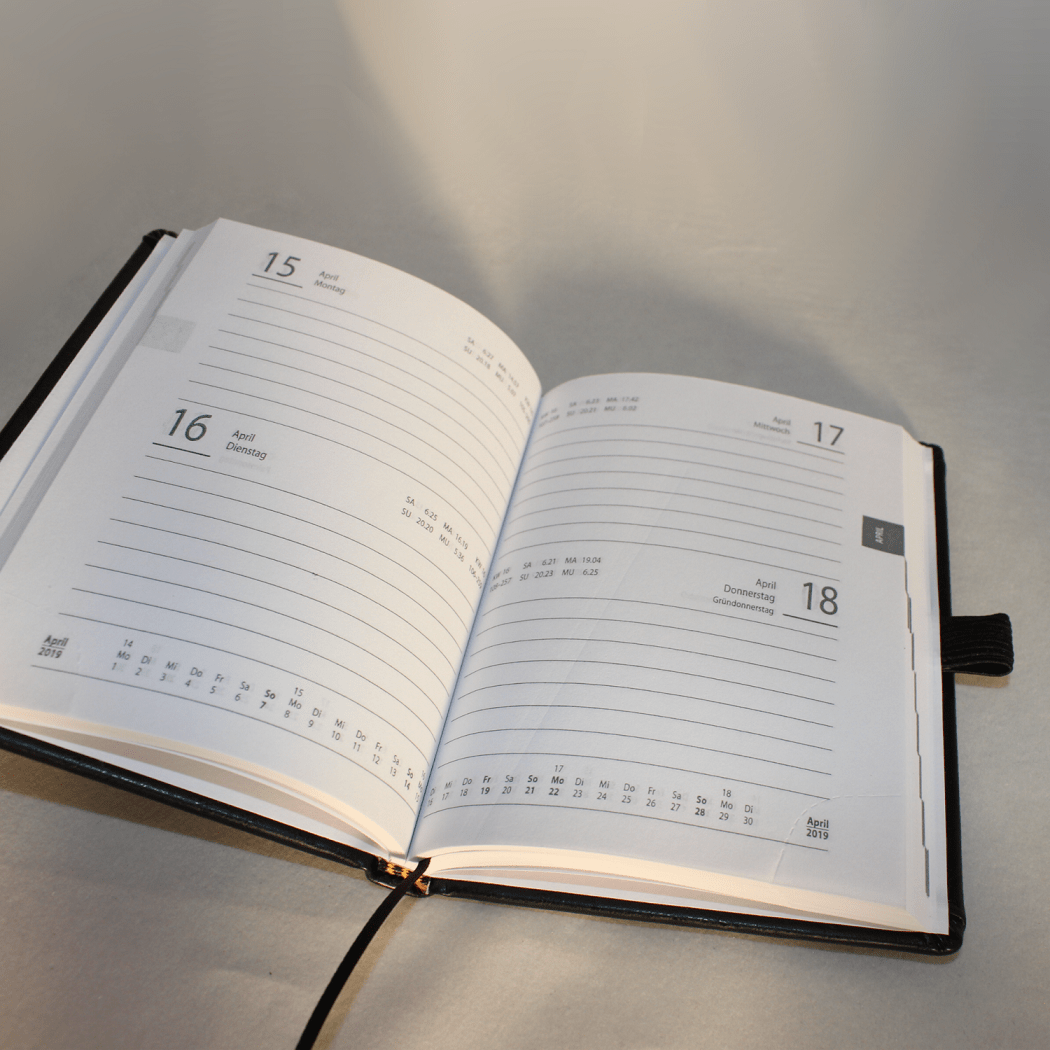 Kalender im Taschenformat in Straußenoptik schwarz mit Namensprägung