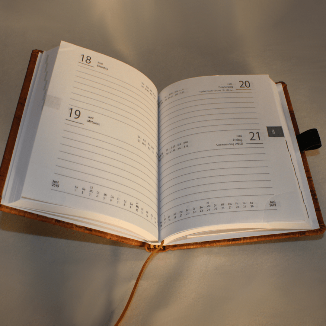 Kalender im Taschenformat in Straußenoptik