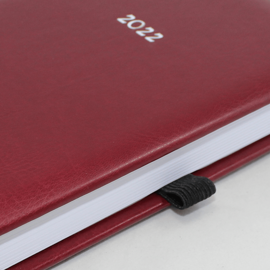 Taschenkalender A5 mit Namensprägung flexibler Stifthalter Taschenkalender DIN A5 mit Namensprägung Kunstleder in Weinrot