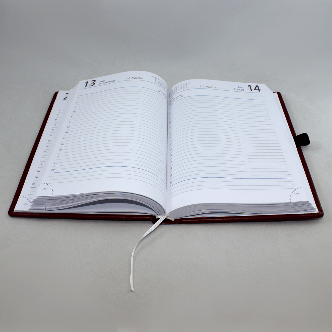 Taschenkalender A5 mit Namensprägung offen Taschenkalender DIN A5 mit Namensprägung Kunstleder in Weinrot