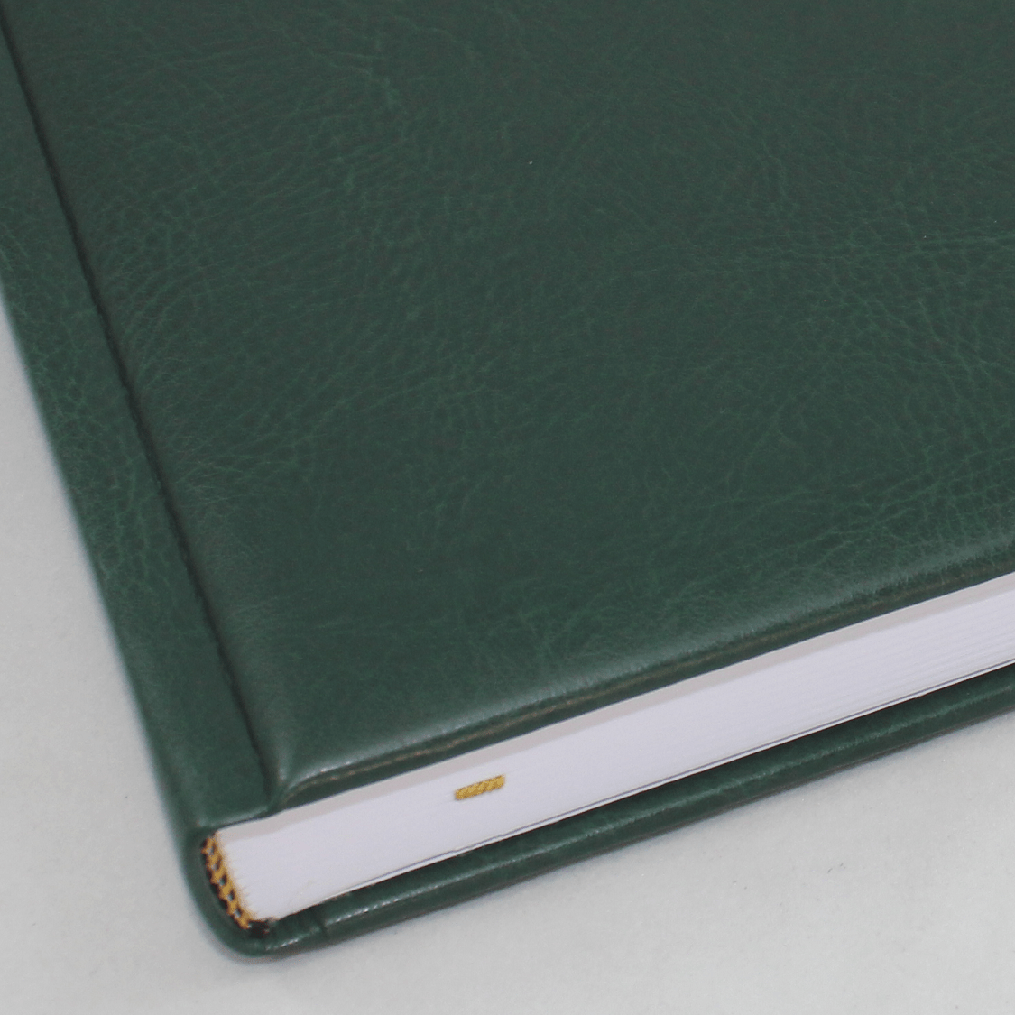 Taschenkalender DIN A5 mit Fadenheftung Taschenkalender DIN A5 mit goldener Namensprägung