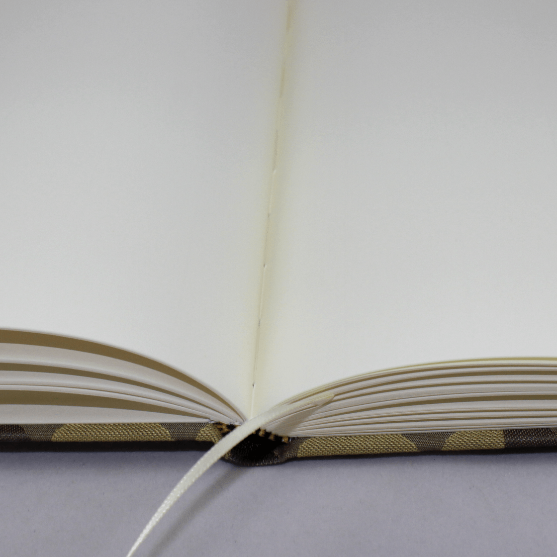 Dess. Swing F.9 hochkant offen Gästebuch Swing hochkant in Grün