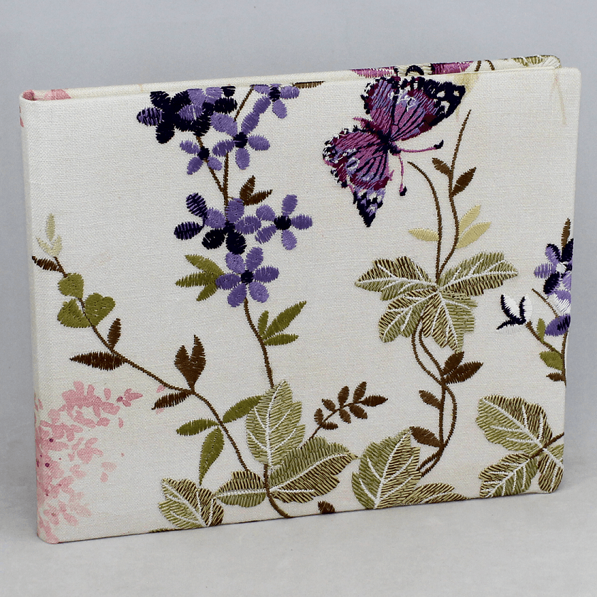 Gästebuch Milla im Querformat mit gesticketen Blumen