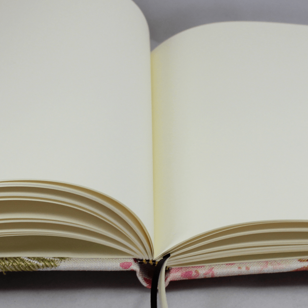 Gästebuch Milla im Querformat mit gesticketen Blumen