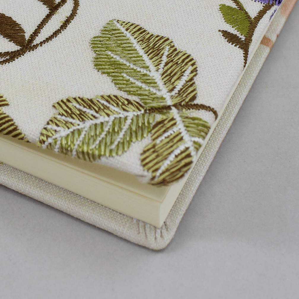 Gästebuch Milla im Querformat mit gesticketen Blumen