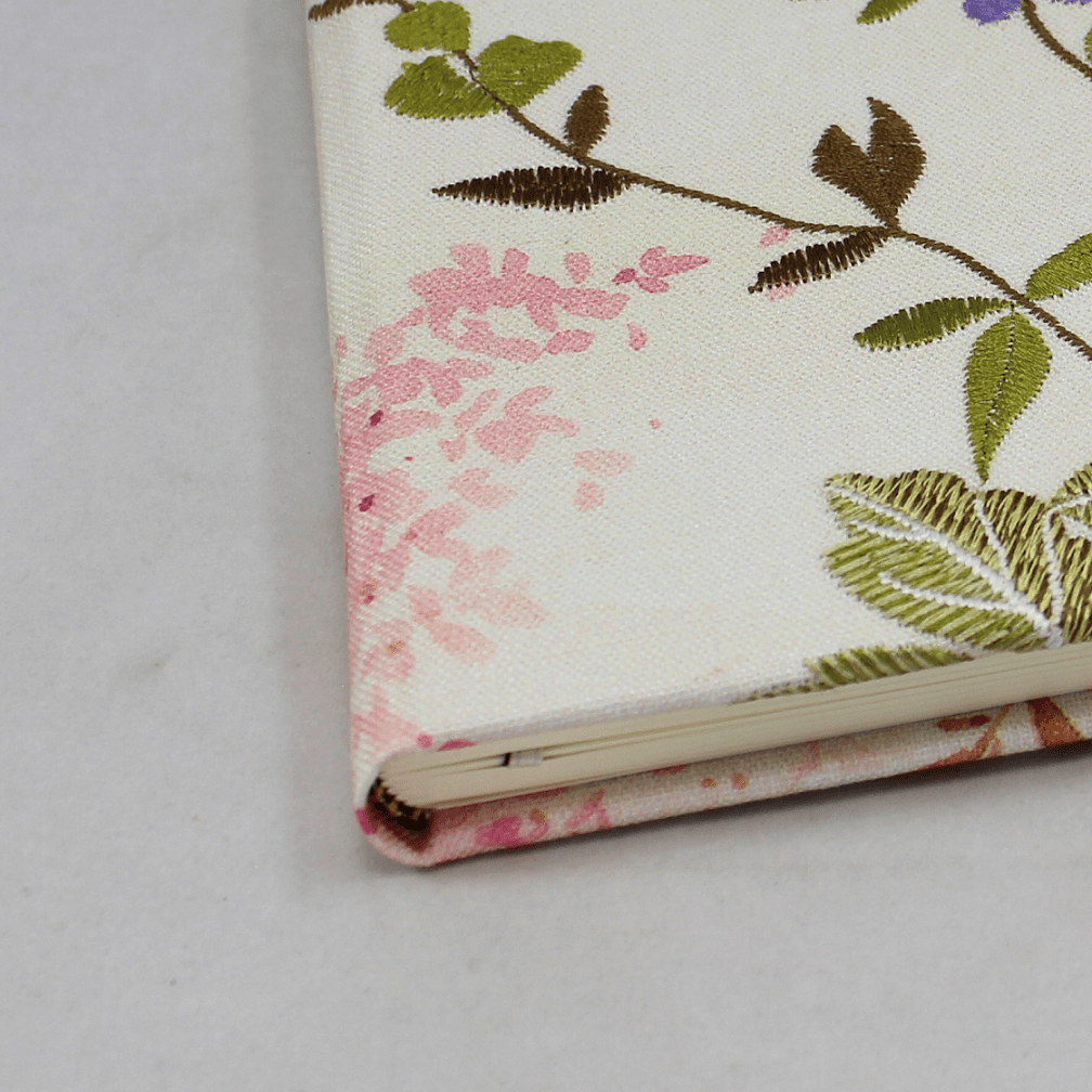 Gästebuch Milla im Querformat mit gesticketen Blumen