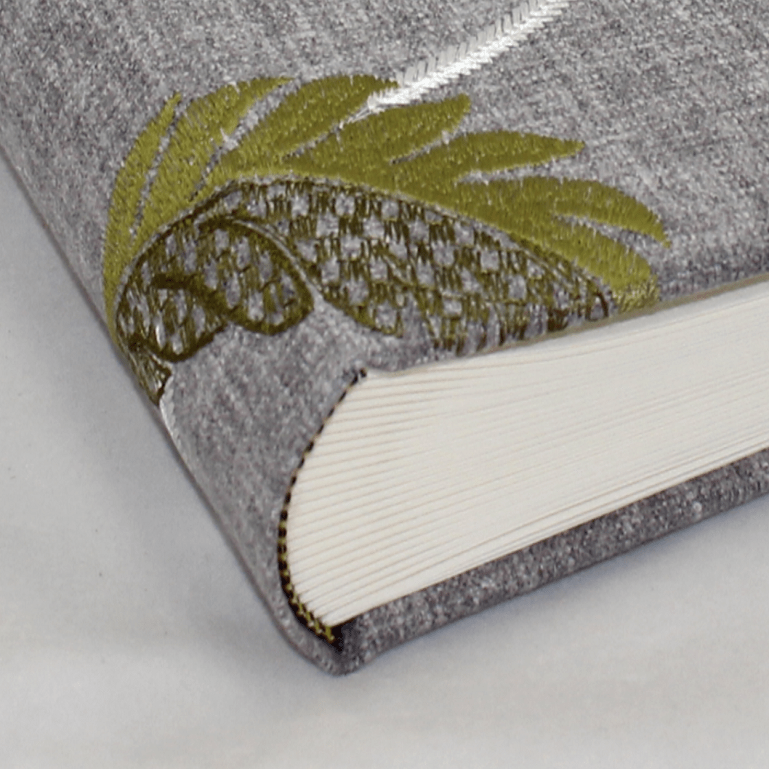 Fotoalbum Willow XL im Stoffeinband mit floraler Stickerei