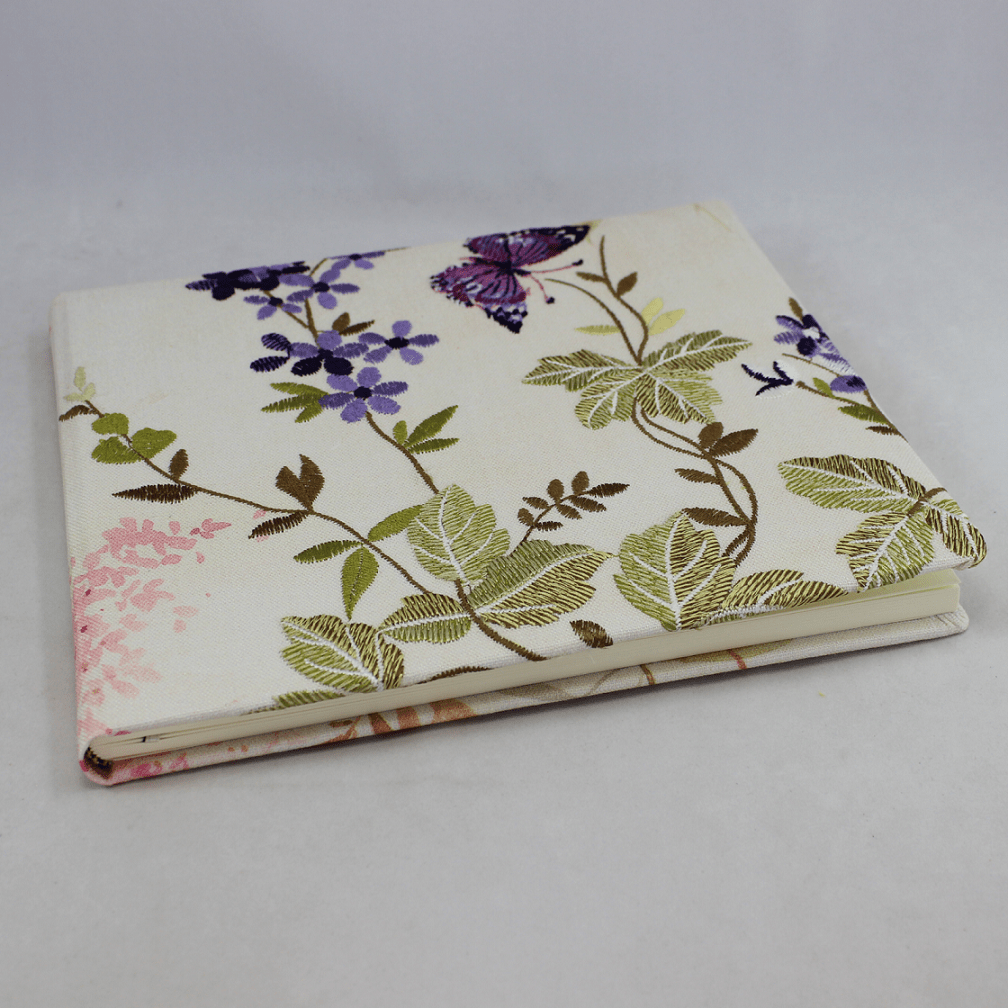 Gästebuch Milla im Querformat mit gesticketen Blumen