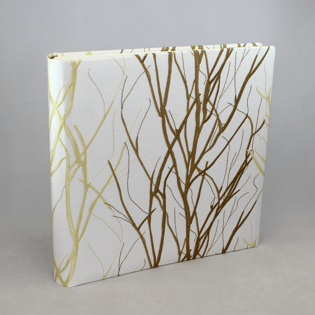 asmin groß im Stoffeinband mit gestickten Zweigen