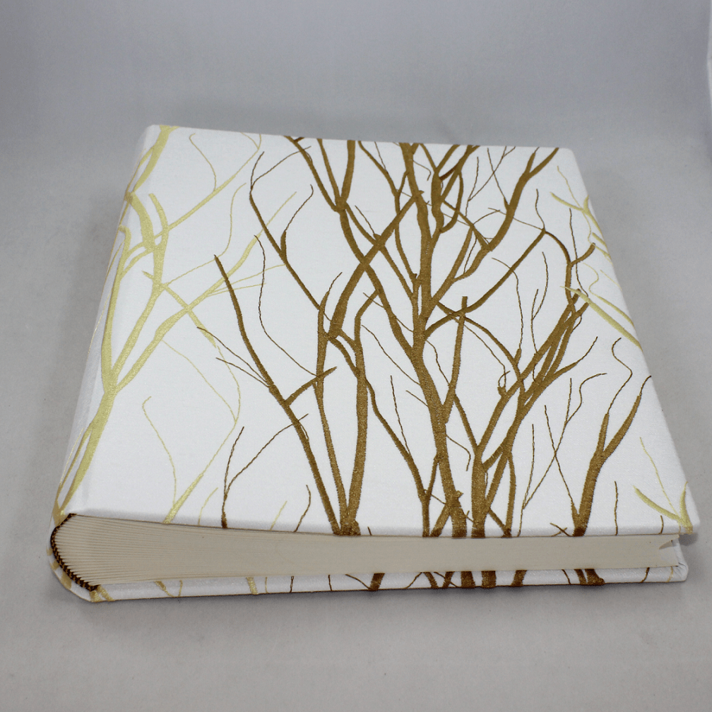 asmin groß im Stoffeinband mit gestickten Zweigen