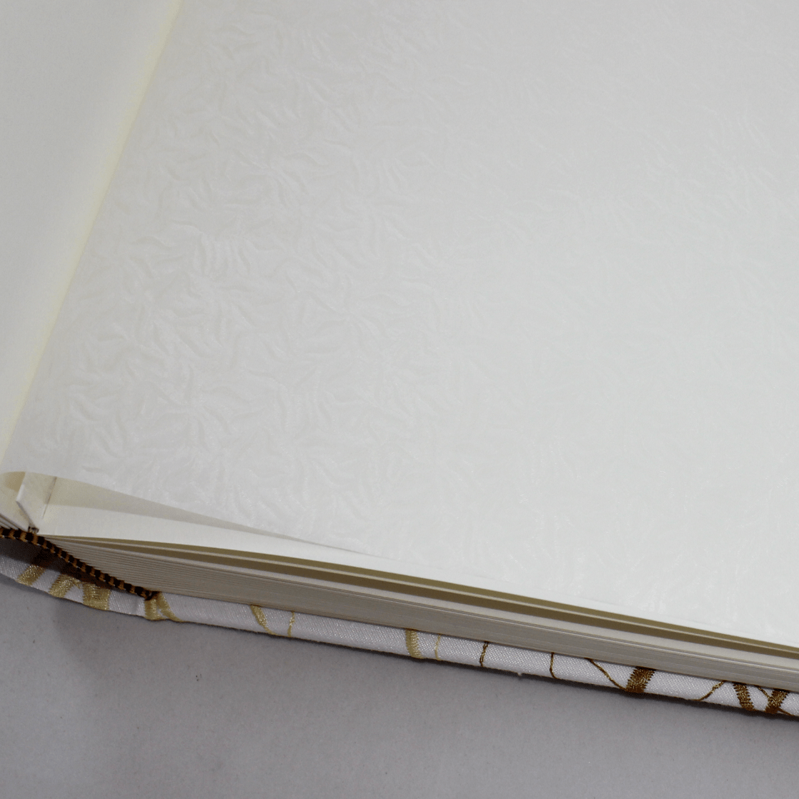 asmin groß im Stoffeinband mit gestickten Zweigen