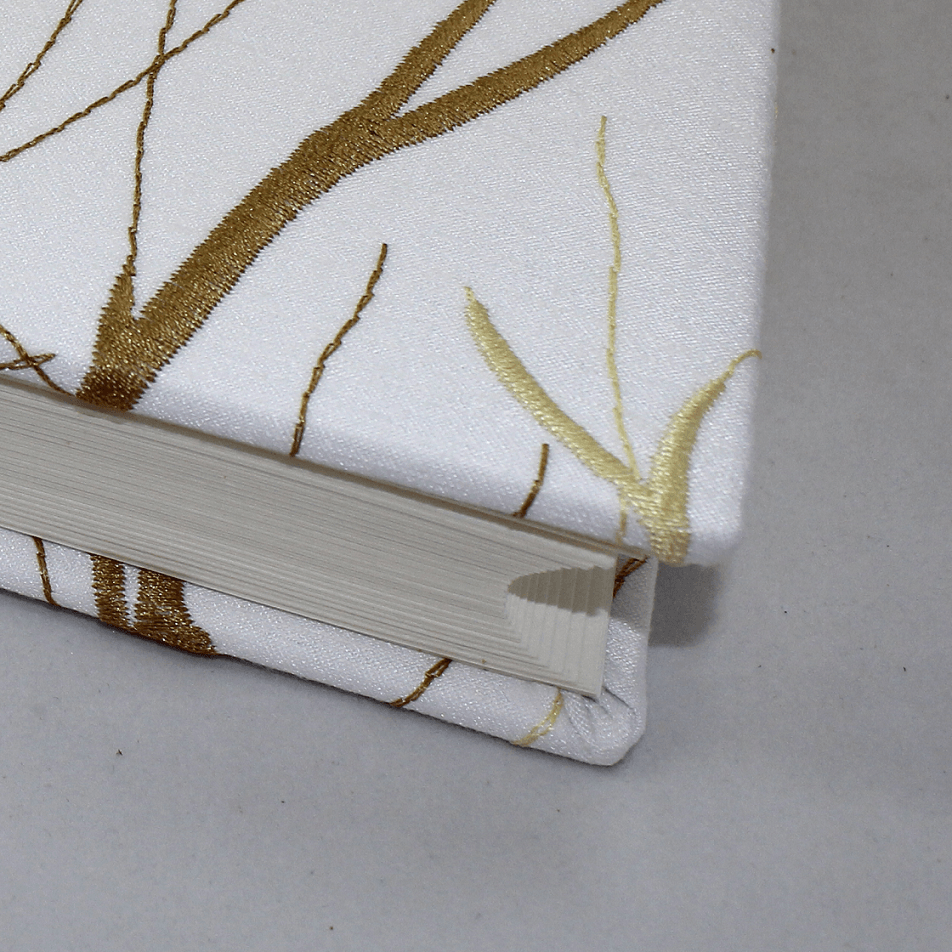 asmin groß im Stoffeinband mit gestickten Zweigen