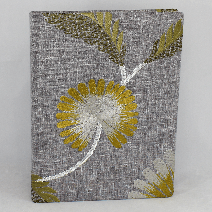 Gästebuch Willow hochkant im Stoffeinband mit floraler Stickerei