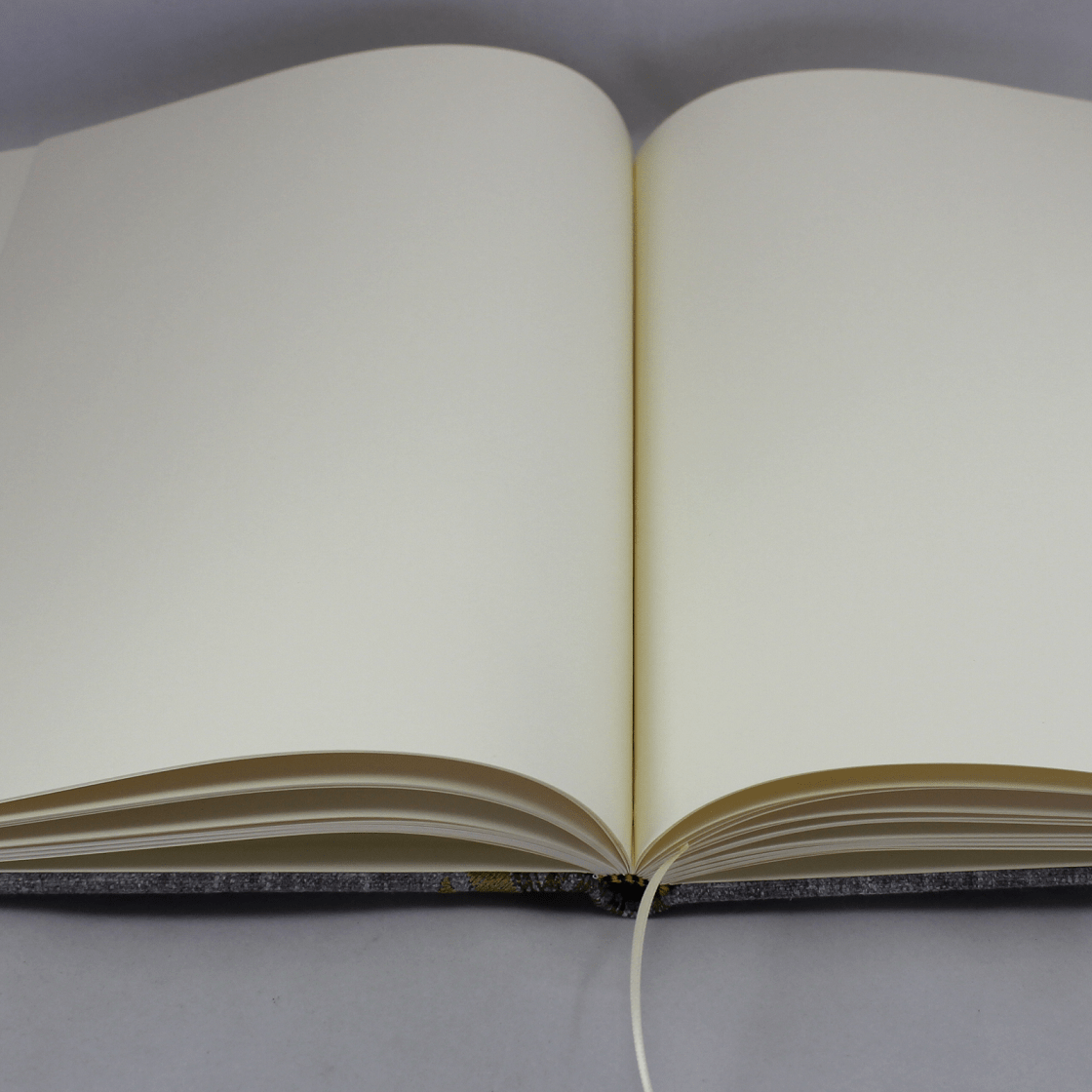 Gästebuch Willow hochkant im Stoffeinband mit floraler Stickerei