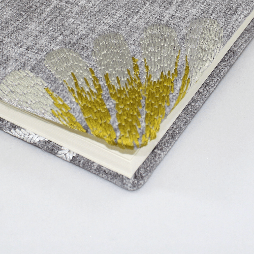 Gästebuch Willow hochkant im Stoffeinband mit floraler Stickerei