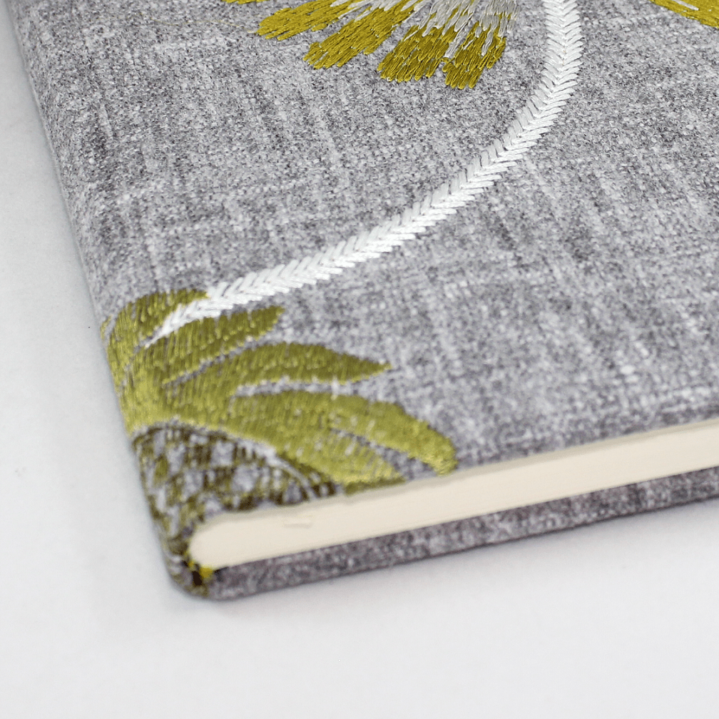 Gästebuch Willow hochkant im Stoffeinband mit floraler Stickerei