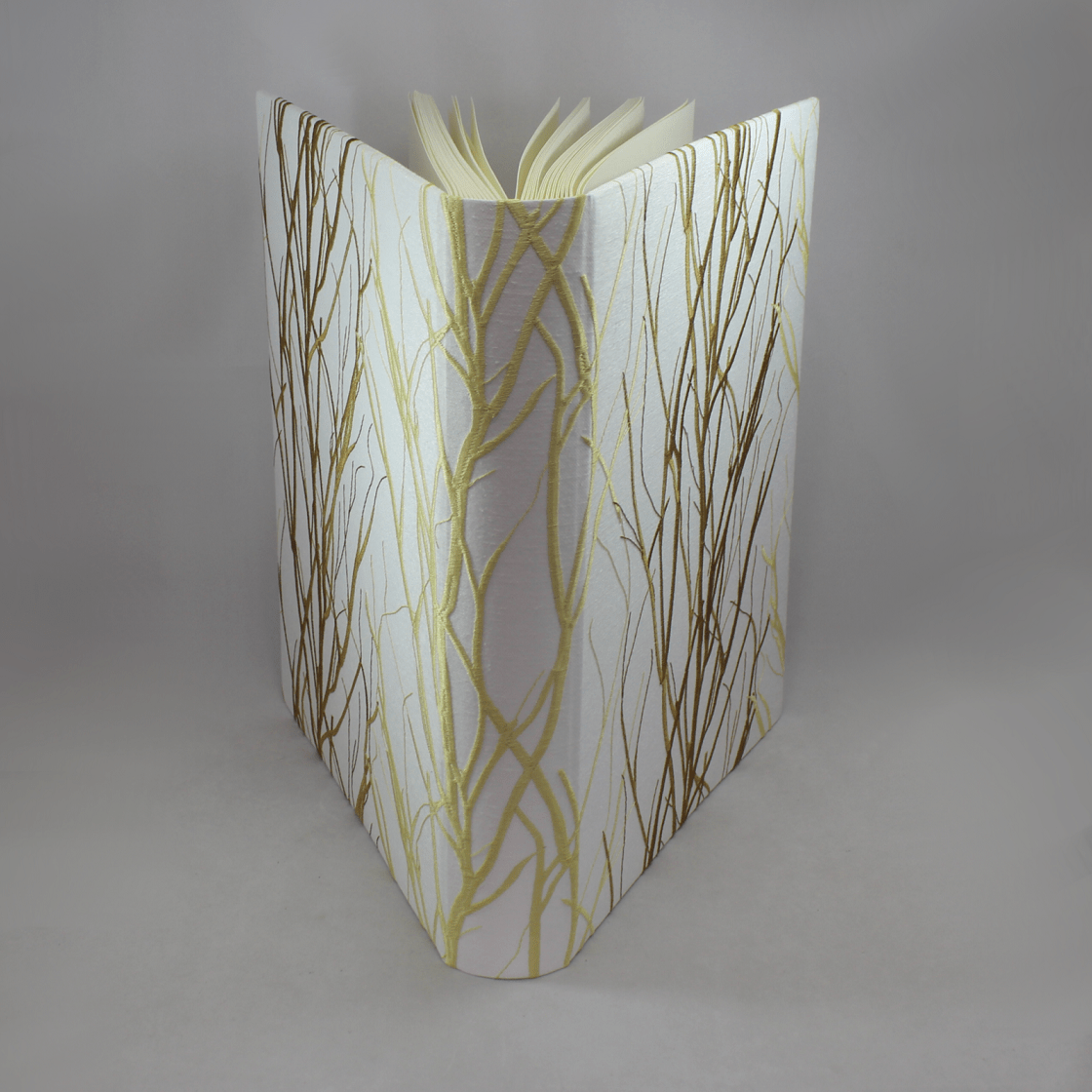 Fotoalbum Jasmin XL im Stoffeinband mit gestickten Zweigen