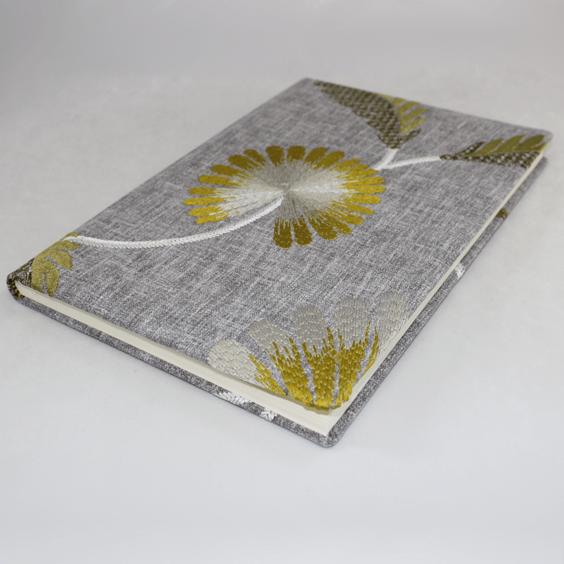 Gästebuch Willow hochkant im Stoffeinband mit floraler Stickerei