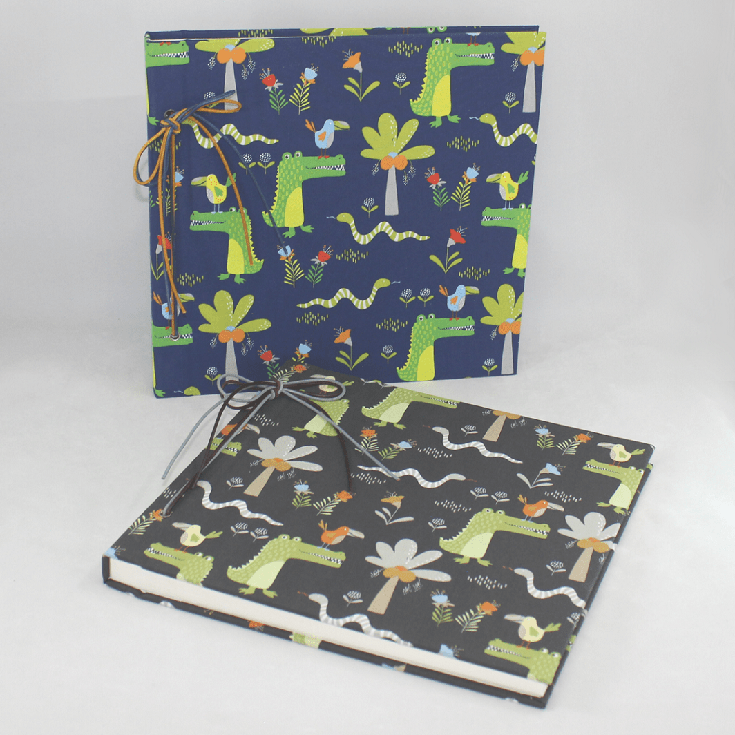 Kinderalbum Krokodil mit Kordelbindung in Braun