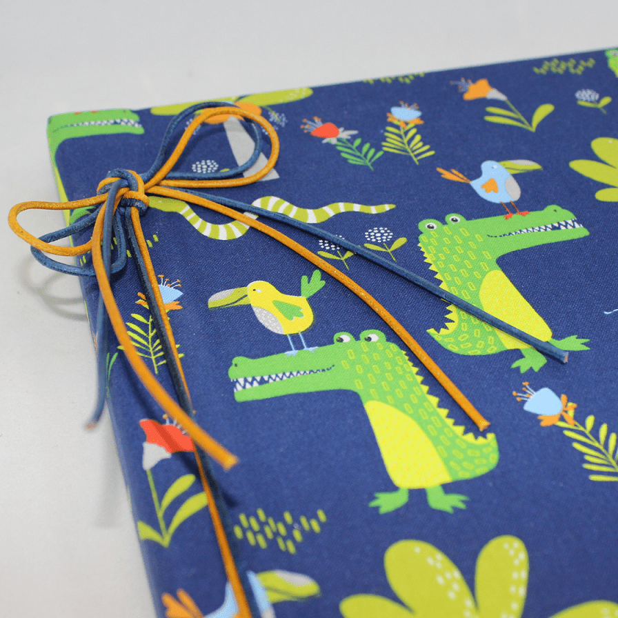 Kinderalbum Krokodil mit Kordelbindung in Blau