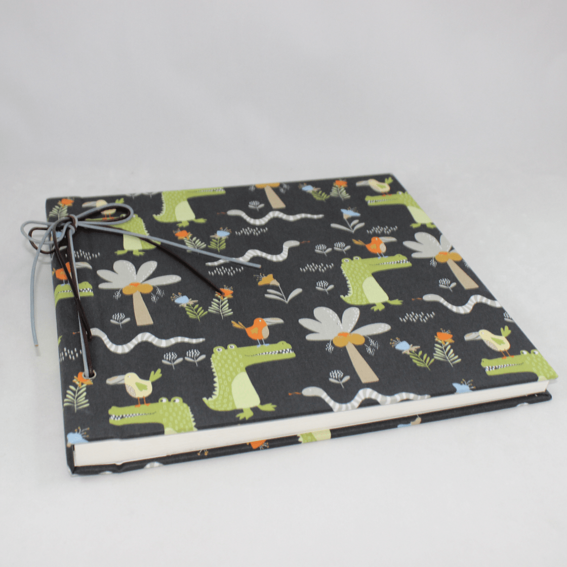 Kinderalbum Krokodil mit Kordelbindung in Braun