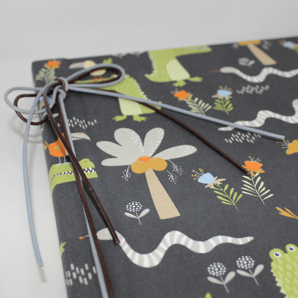 Kinderalbum Krokodil mit Kordelbindung in Braun