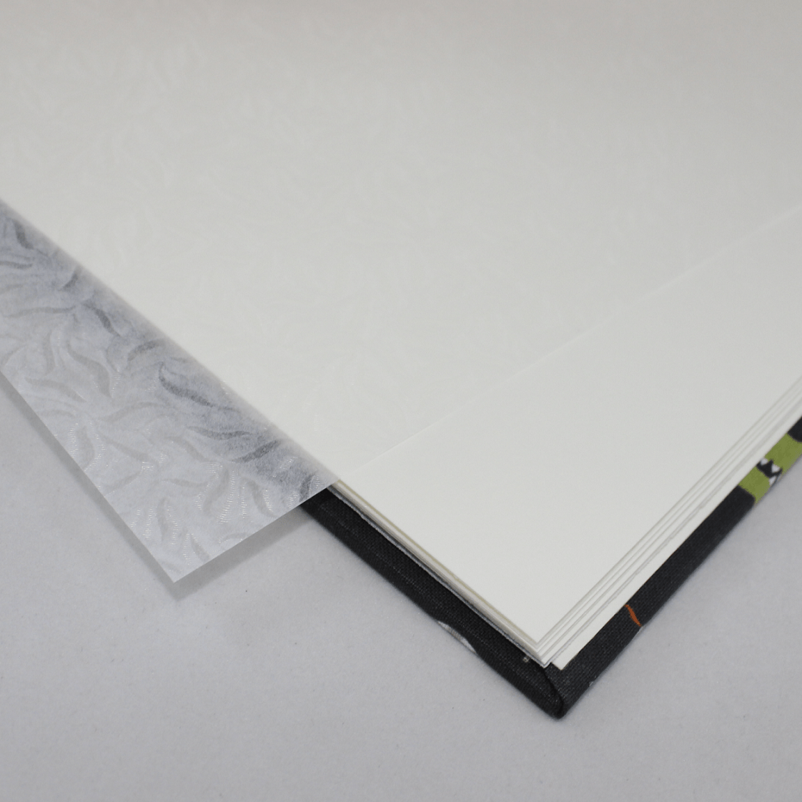 Kinderalbum Krokodil mit Kordelbindung in Braun