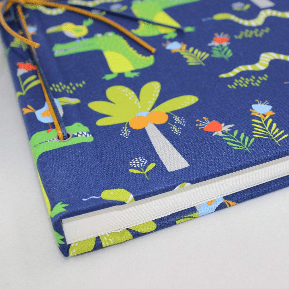 Kinderalbum Krokodil mit Kordelbindung in Blau
