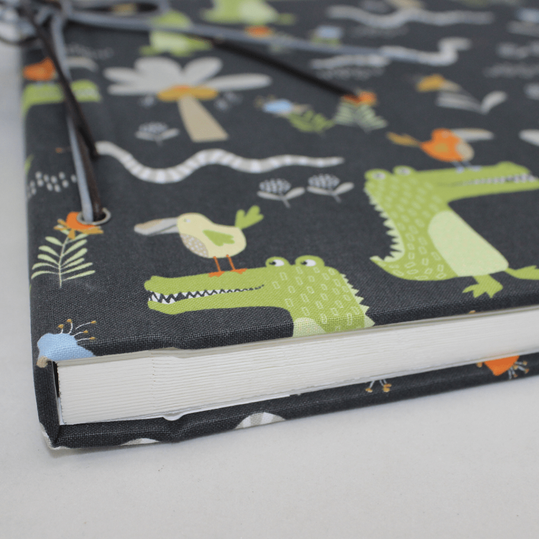 Kinderalbum Krokodil mit Kordelbindung in Braun