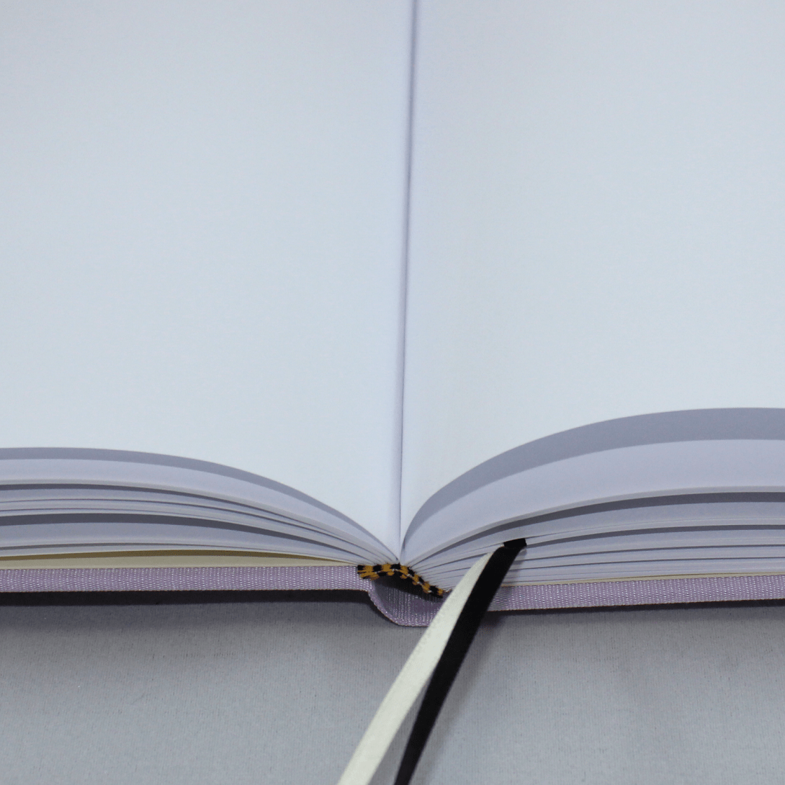 Gästebuch Multicolori hochkant in Flieder