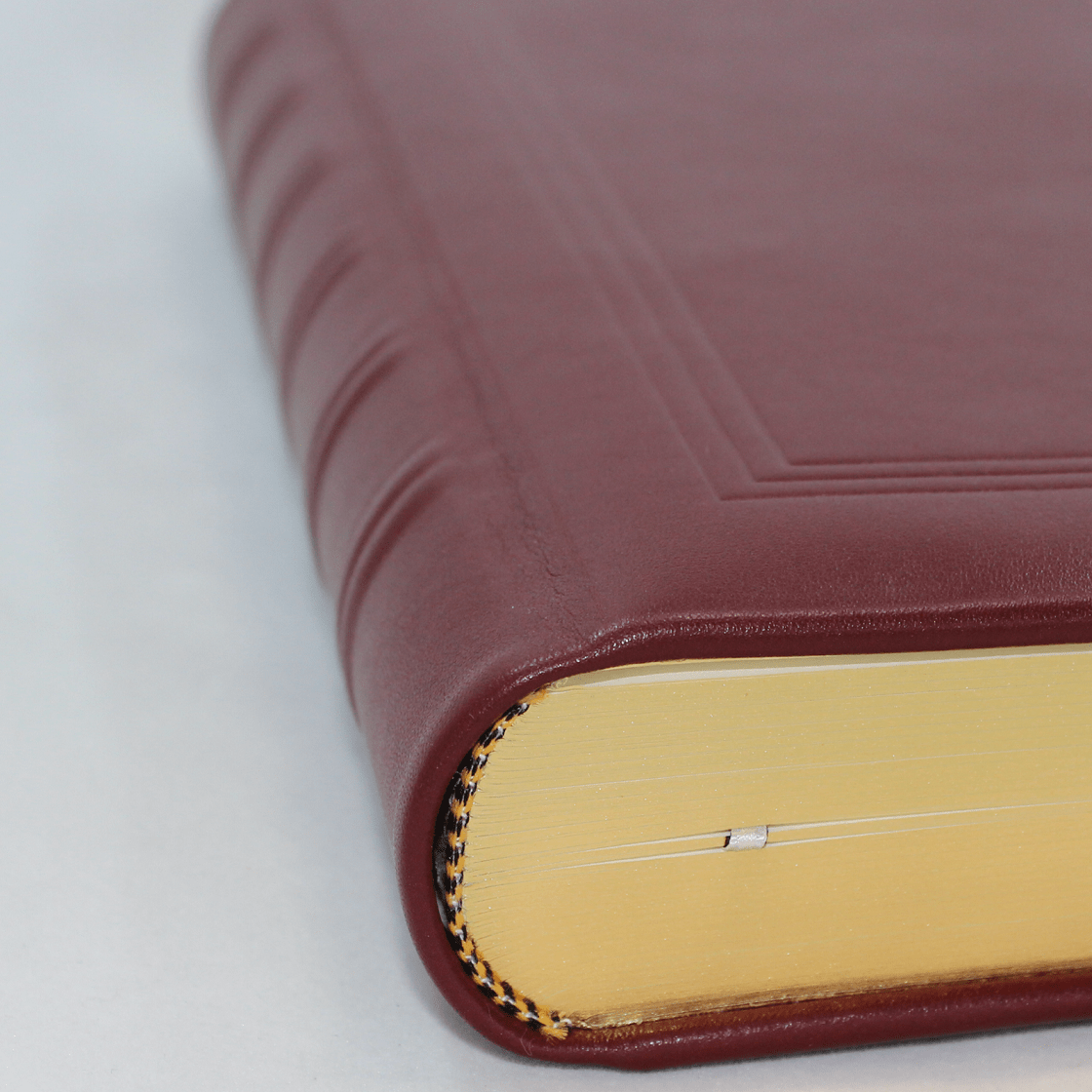 Gästebuch dick aus glattem Leder in Weinrot mit Buchbünden Gästebuch dick aus glattem Leder in Weinrot mit Goldschnittblock