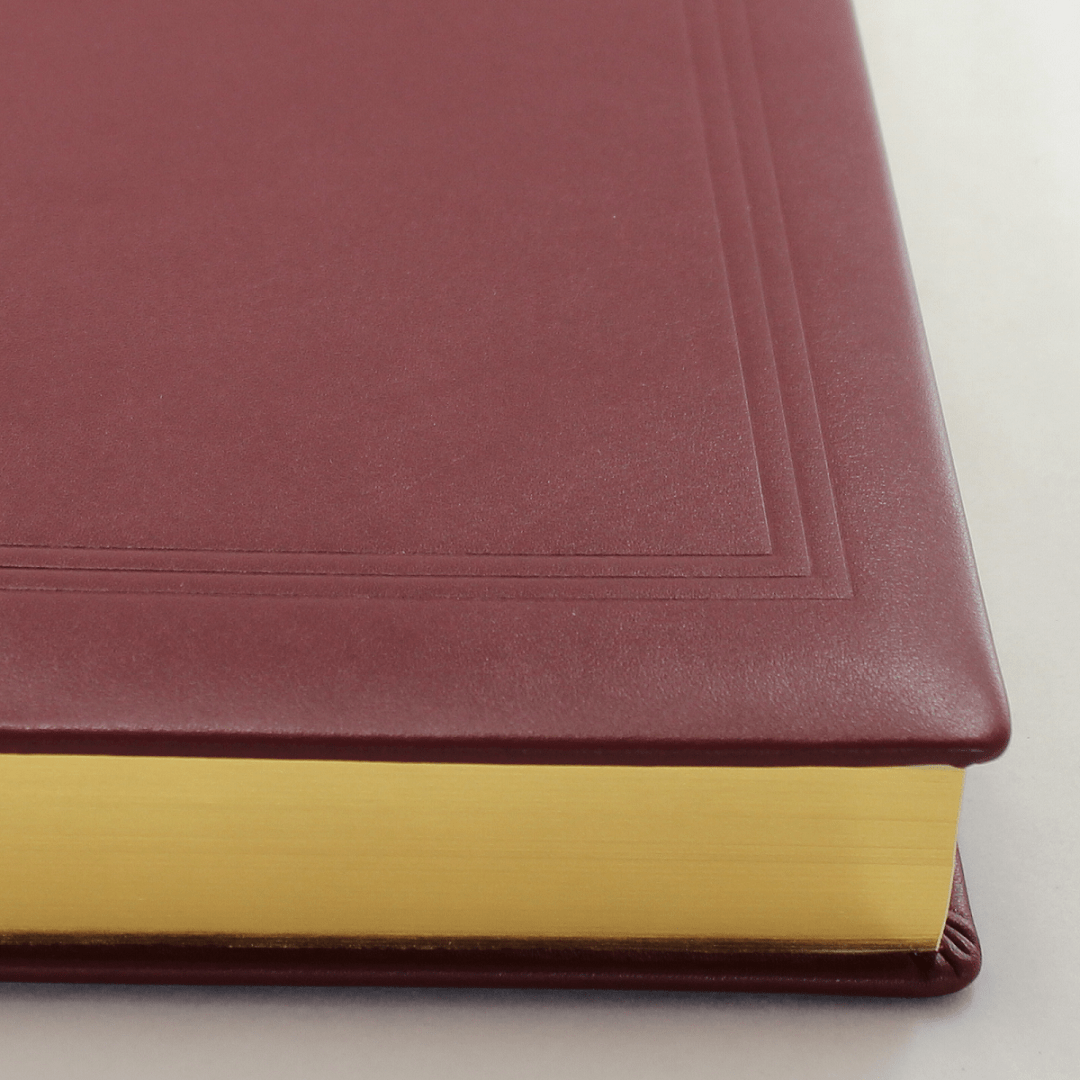 Gästebuch dick aus glattem Leder in Weinrot mit Goldschnittblock und runden Ecken Gästebuch dick aus glattem Leder in Weinrot mit Goldschnittblock
