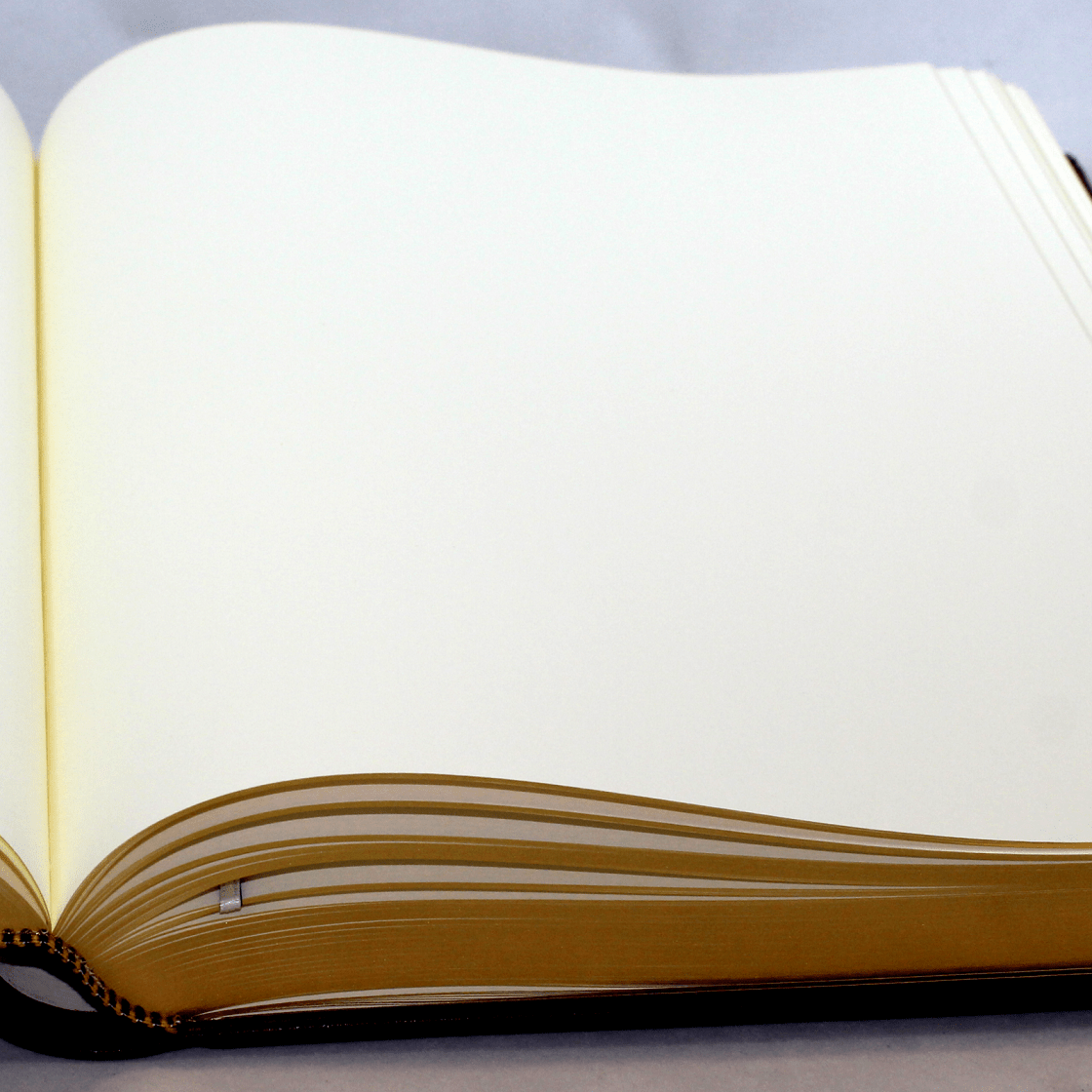 Gästebuch dick aus glattem Leder in Weinrot mit goldenen Seiten Gästebuch dick aus glattem Leder in Weinrot mit Goldschnittblock