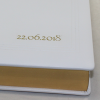 Gästebuch dick aus glattem Leder in weiß mit individueller Prägung und Goldrand