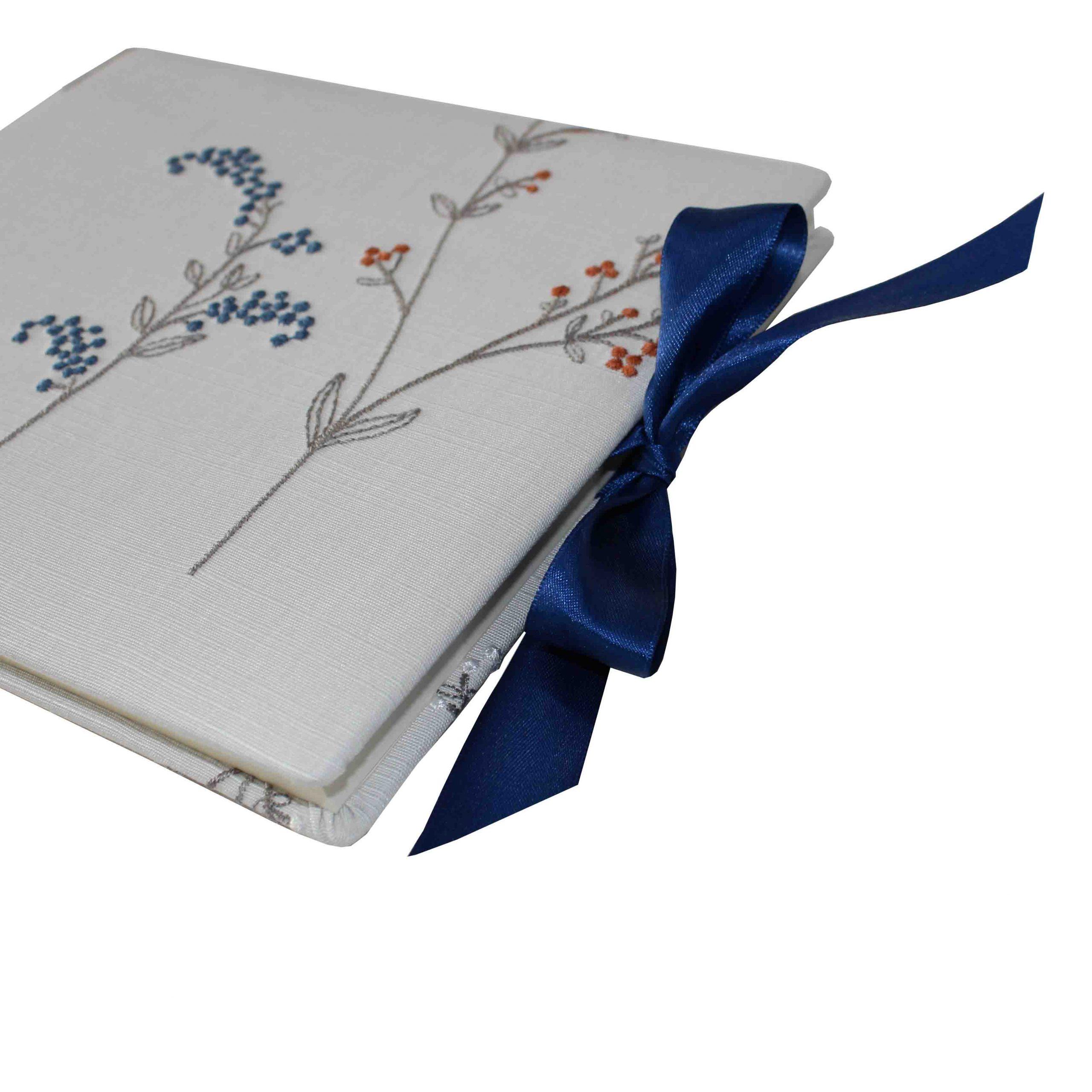 IMG_6652 klein Gästebuch Posy mit Satinschleife im Querformat