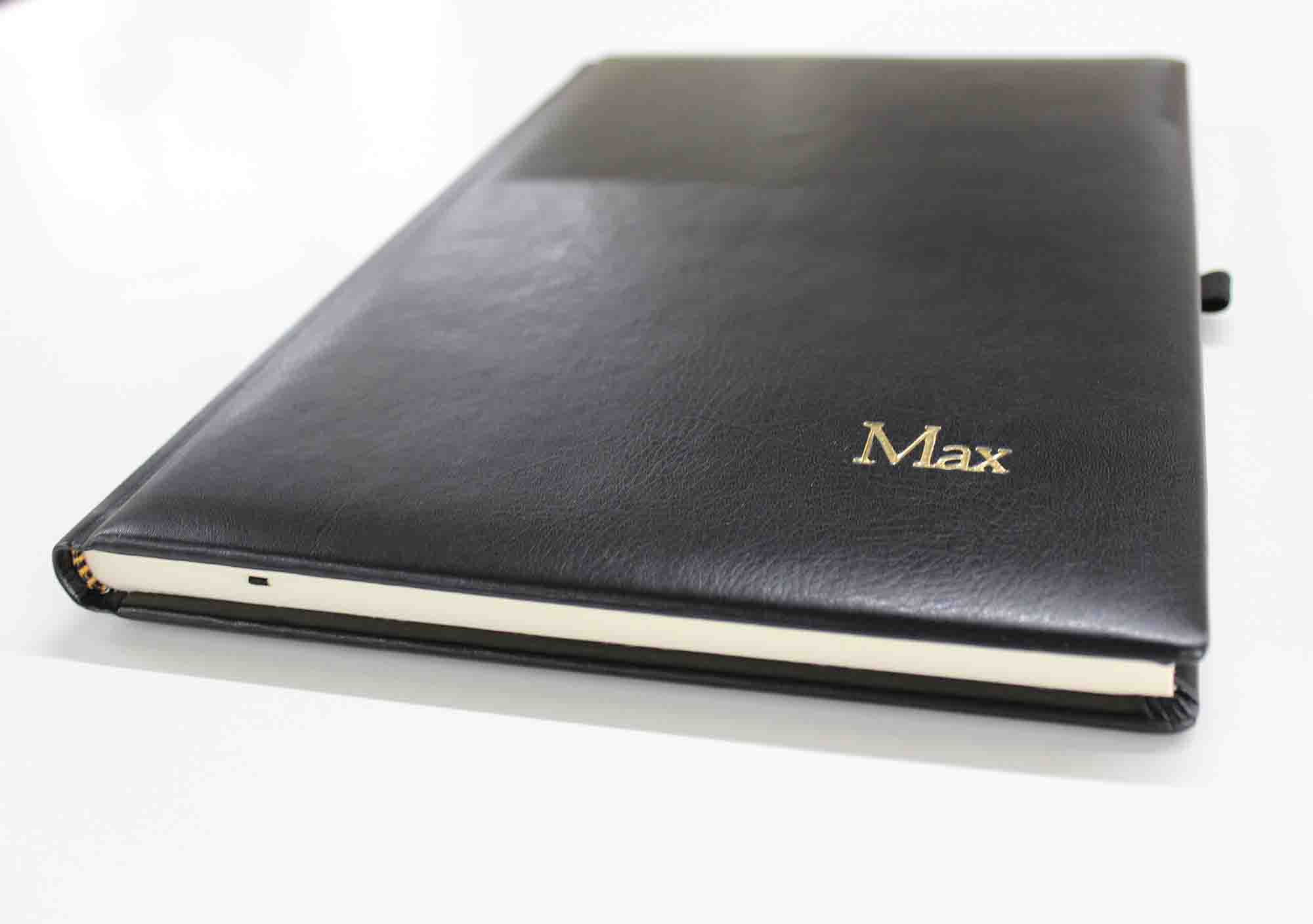 Notizbuch-kariert-mit Namensprägung-in-schwarz-01 Notizbuch (kariert) Kunstleder in Schwarz