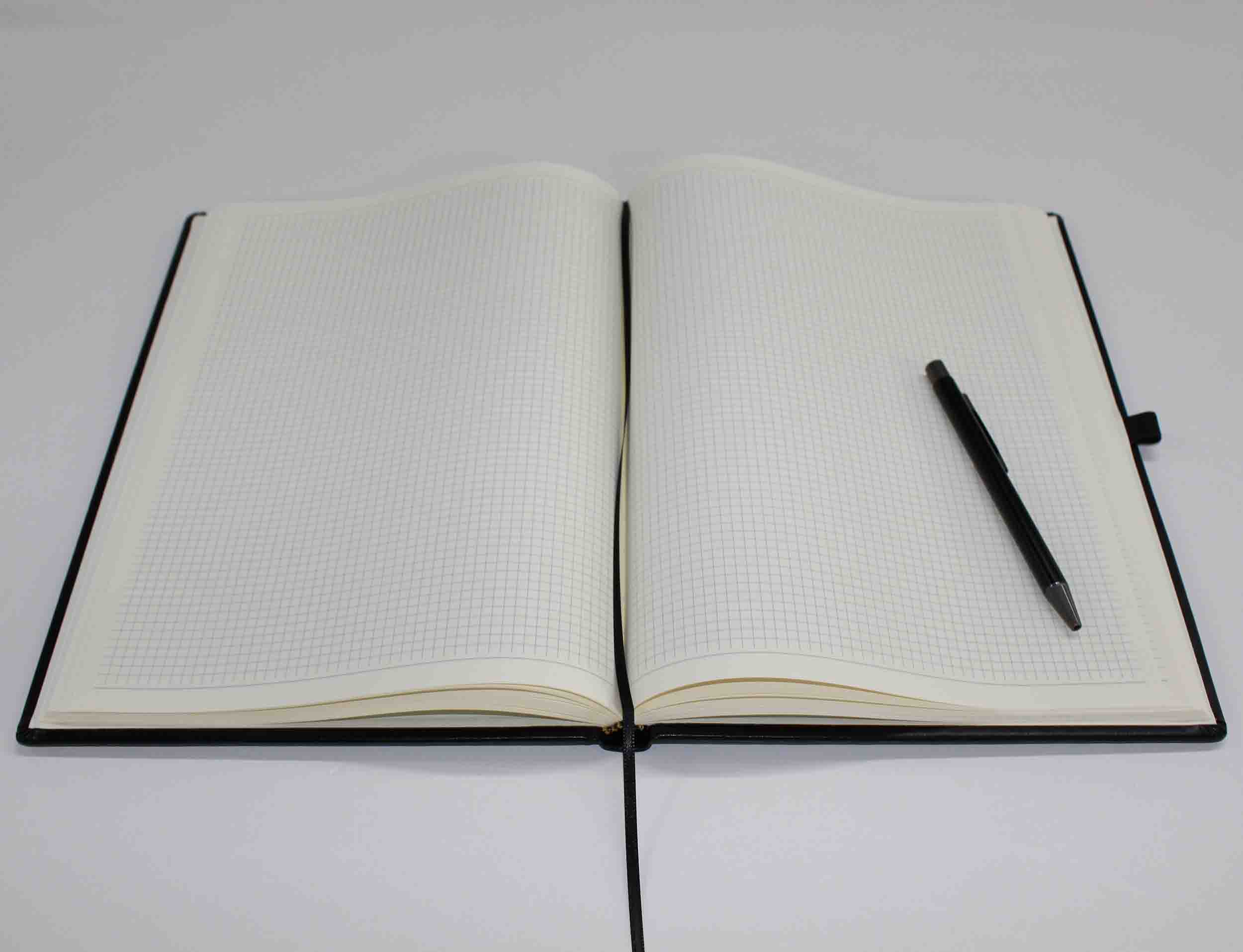 Notizbuch-kariert-mit Namensprägung-in-schwarz-03 Notizbuch (kariert) Kunstleder in Schwarz