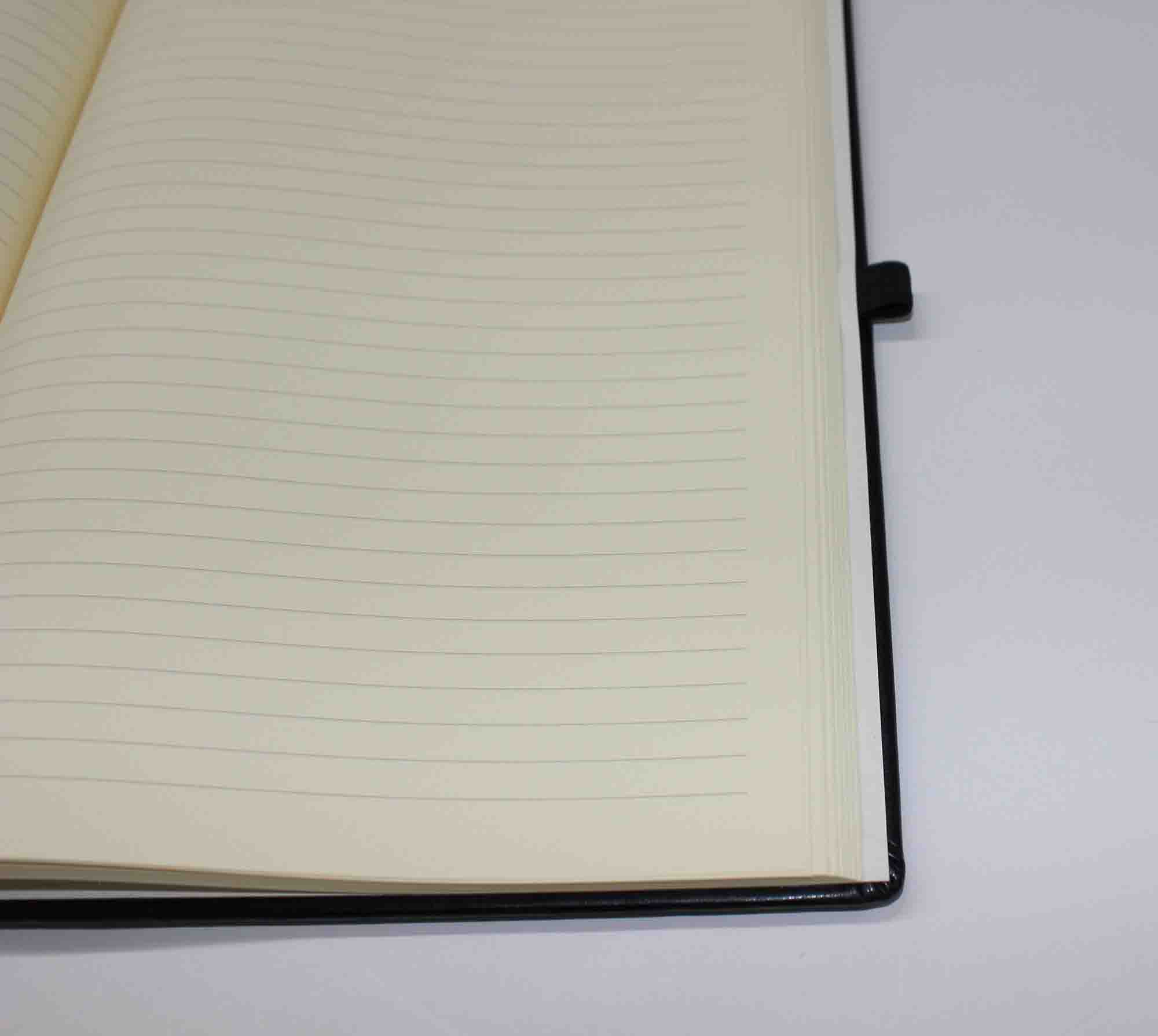 Notizbuch (liniert) mit Namensprägung in Schwarz