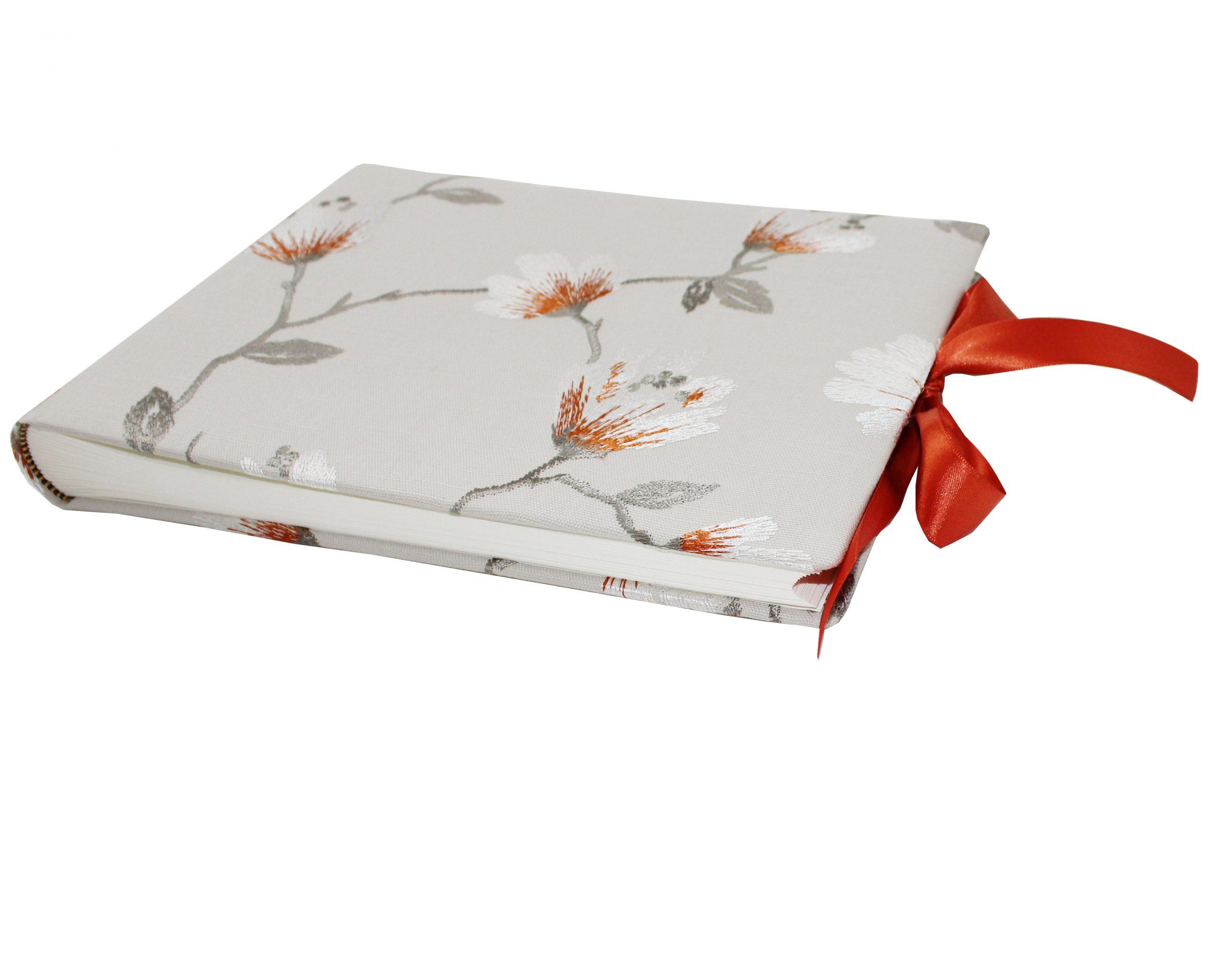 Foto-Gästebuch Hazel mit Blumenstickereien und Satinschleife