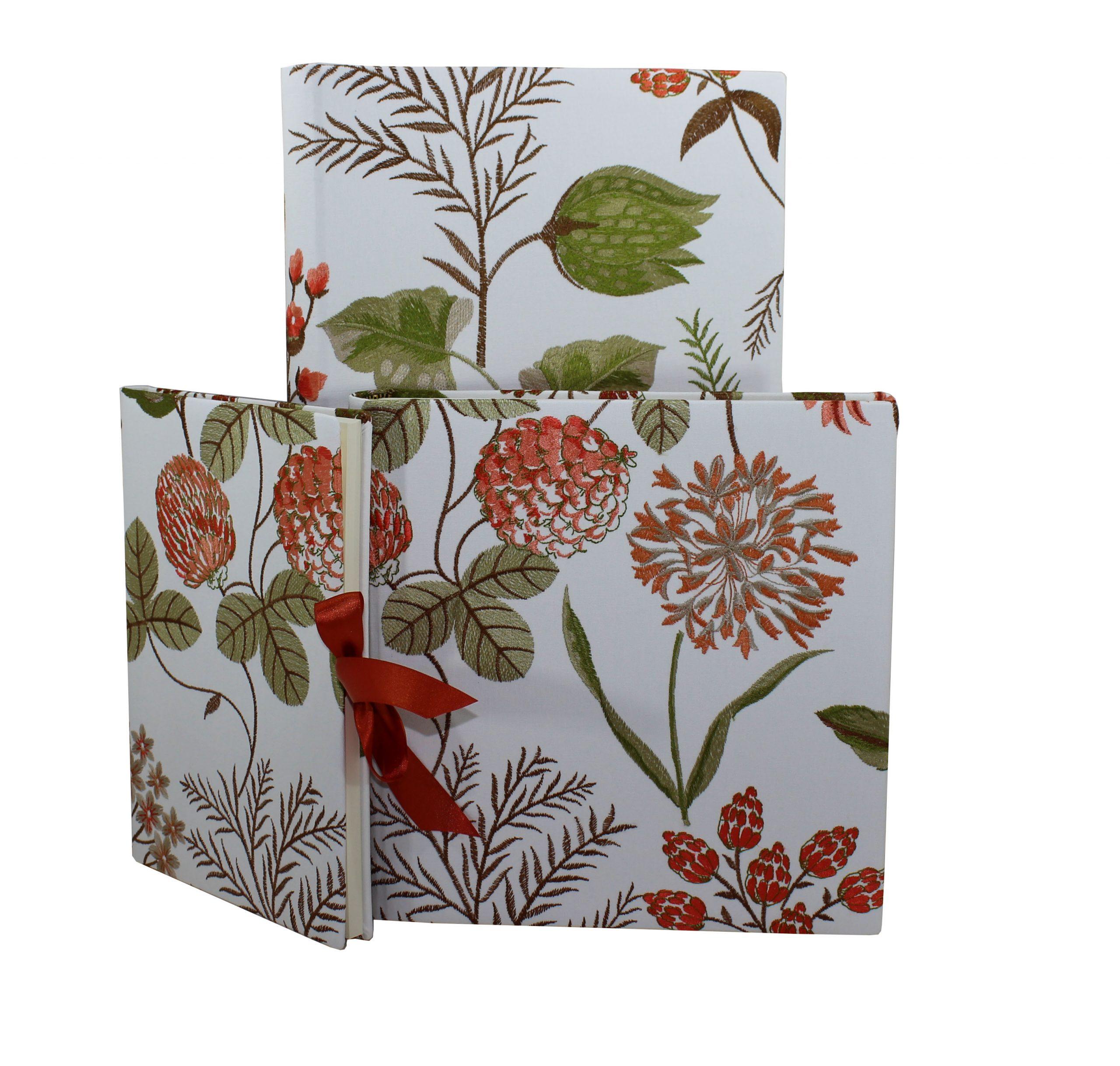 Design Ava mit Blumenmotiven